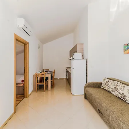 1 Bedroom Awesome In Apartman *